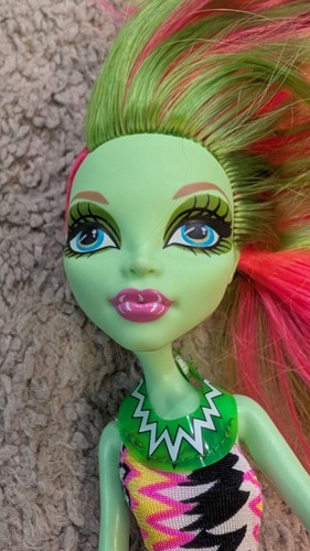 Monster High Swim Class Venus McFlytrap Bag Towel Sunglasses PLEASE READ - Picture 3 of 5