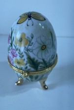 Oeuf en Porcelaine sur pieds Style Fabergé Motif Floral Papillon Collection Déco