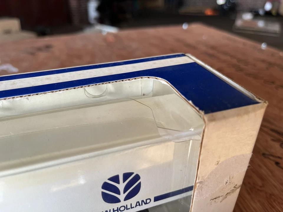 1/64 New Holland Semi Truck Tractor Trailer - Image 4 of 4