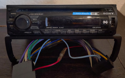 Sony CDX-GT33U Autoradio mit CD-Player, Blende und Adapter