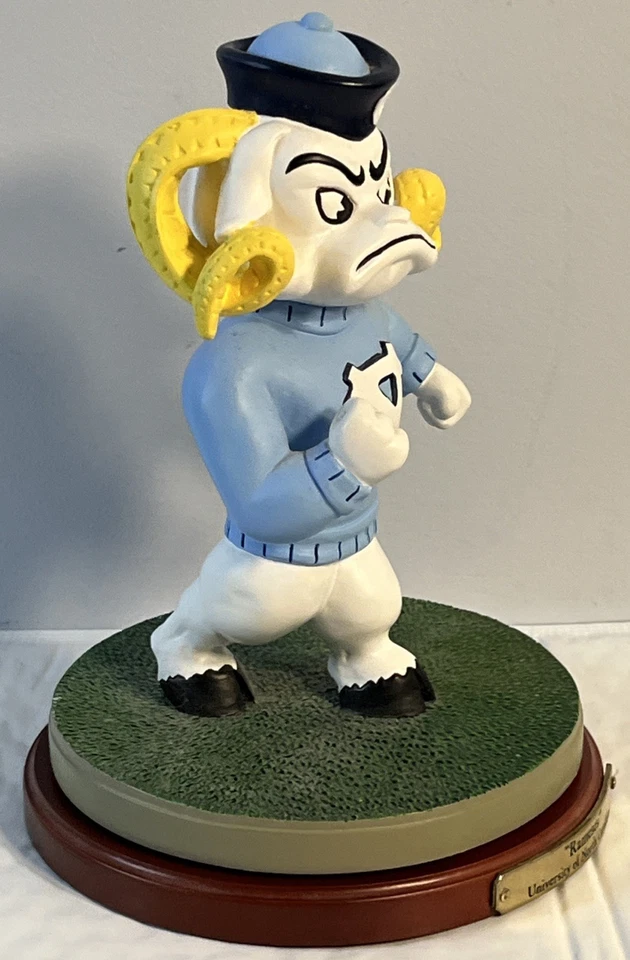 UNC Ramsés Carolina del Norte Tacones Alquitranados Estatua Estatuilla Coleccionables Colegiales Foto 4 de 4