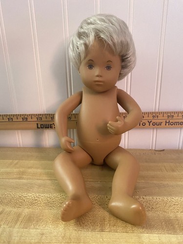 Gebrauchte Sasha Puppe 12 Zoll braune Augen platiniertes Haar, keine Kleidung, kein Handgelenkanhänger - Bild 4 von 8