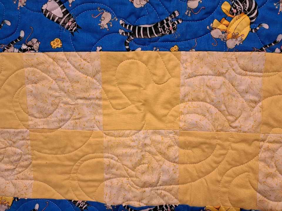 Edredón Hecho a Mano Caprichoso Gatos y Patas Estampado Tema 46x60 NUEVO Gran Detalle de Espalda Foto 3 de 4