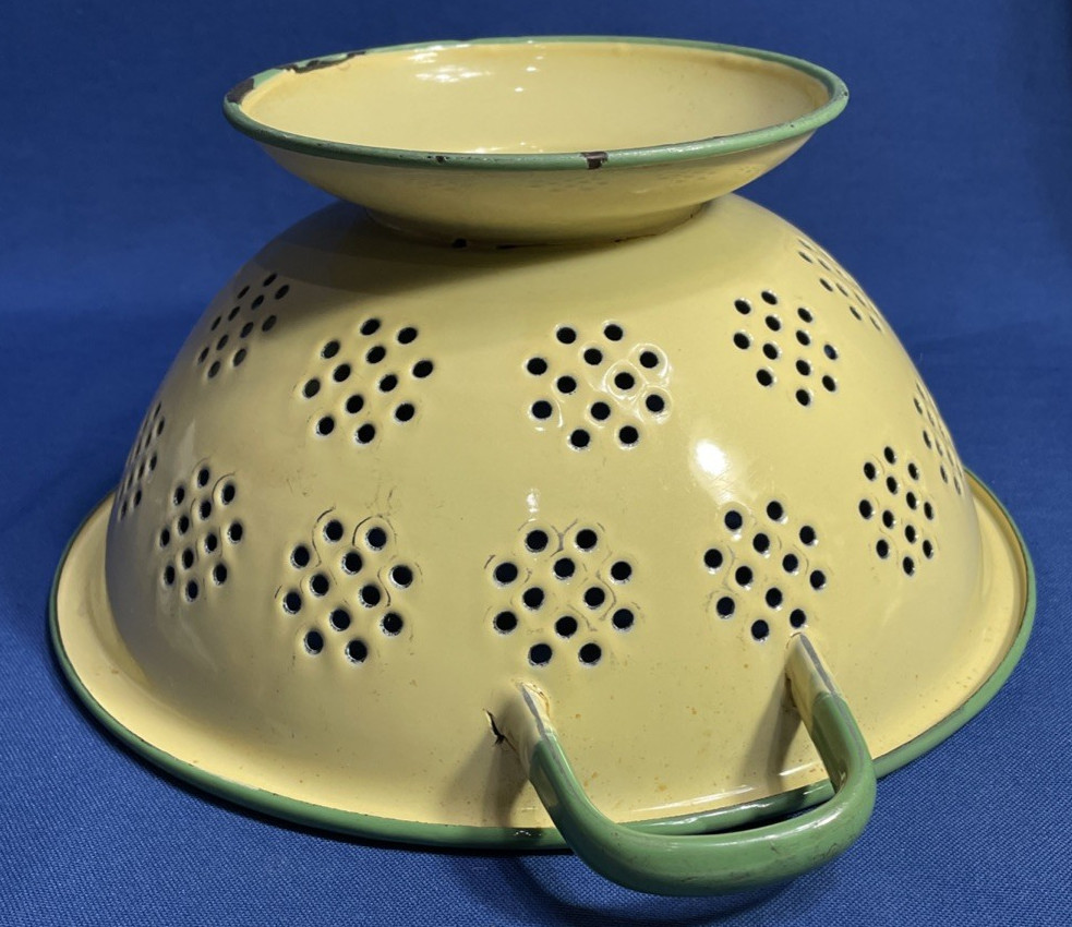 Vtg Yellow Enamelware Colander Strainer 11" Green Trim French /Country Farmhouse