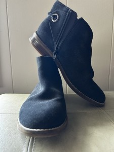 Clarks Collection Women's Black Suede Ankle Bootie Round Toe Zip US 6.5W