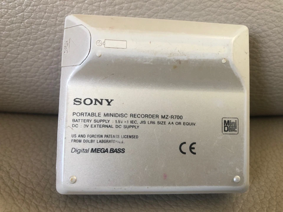 Sony Portable Minidisc Player MD Walkman - Silver MZ-R700 Rare cool vintage - Image 2 of 3