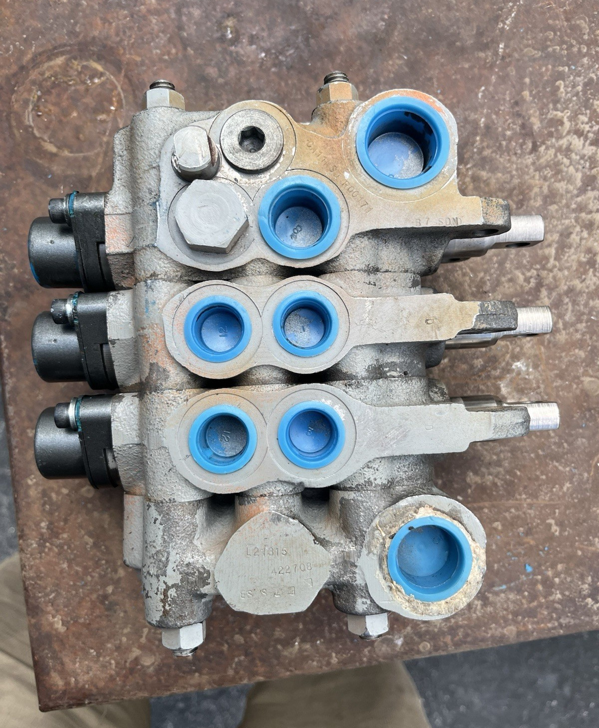 Parker LD130LS 3-Spool Manual Hydraulic Control Valve 20 GPM 3500 PSI 3/4"