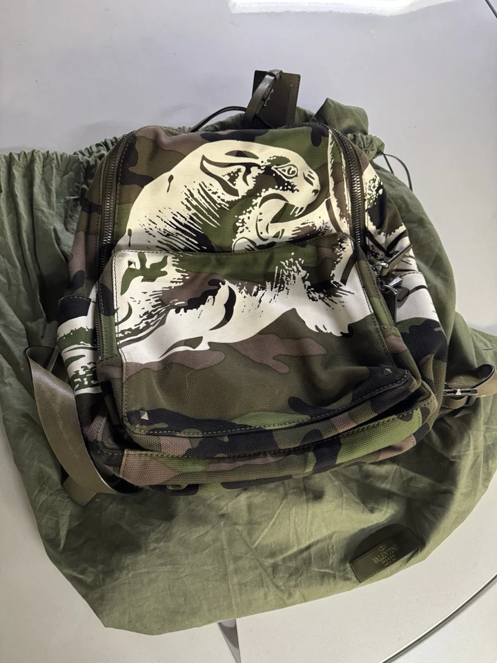 Mochila Valentino Rockstud Panther Estampada Camuflada Lona Cuero Foto 3 de 4