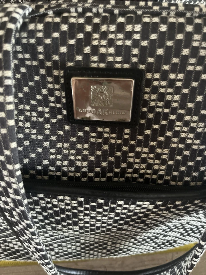 Bolsa de lona con ruedas negra para equipaje Anne Klein AK Foto 3 de 4