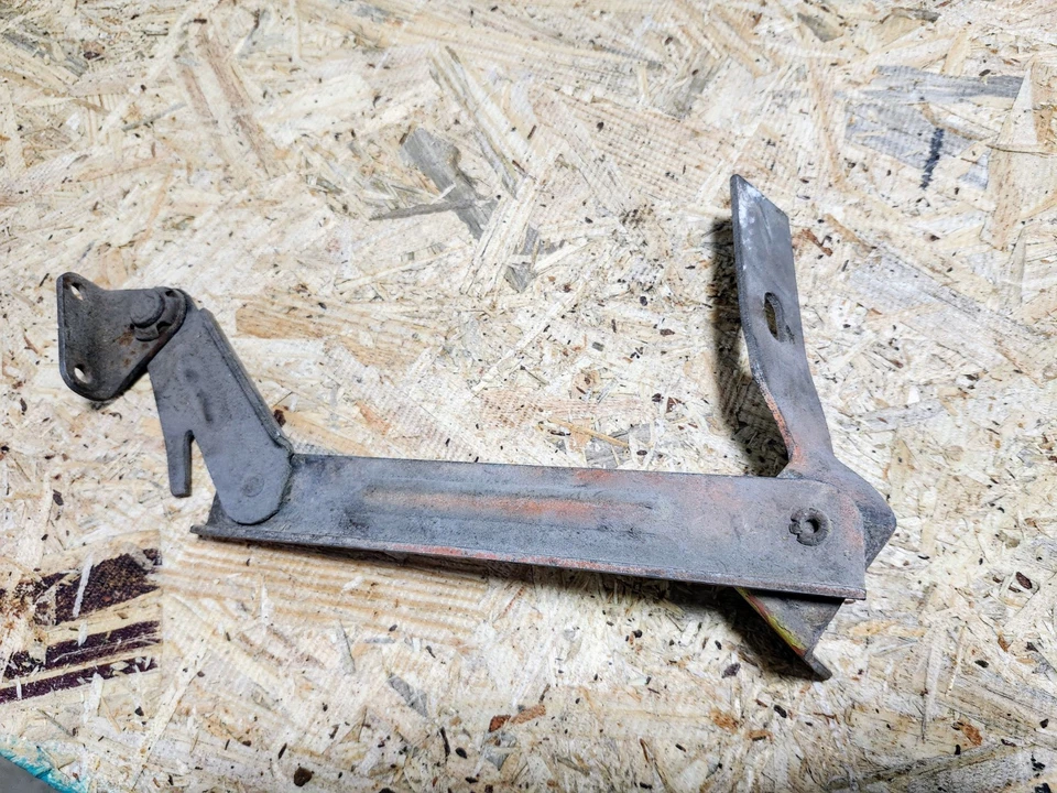 Опорный кронштейн для панели капота подъемник (1 отверстие) ХОРОШИЙ от оригинального производителя 73-76 C3 сталь Corvette - Изображение 2 из 2