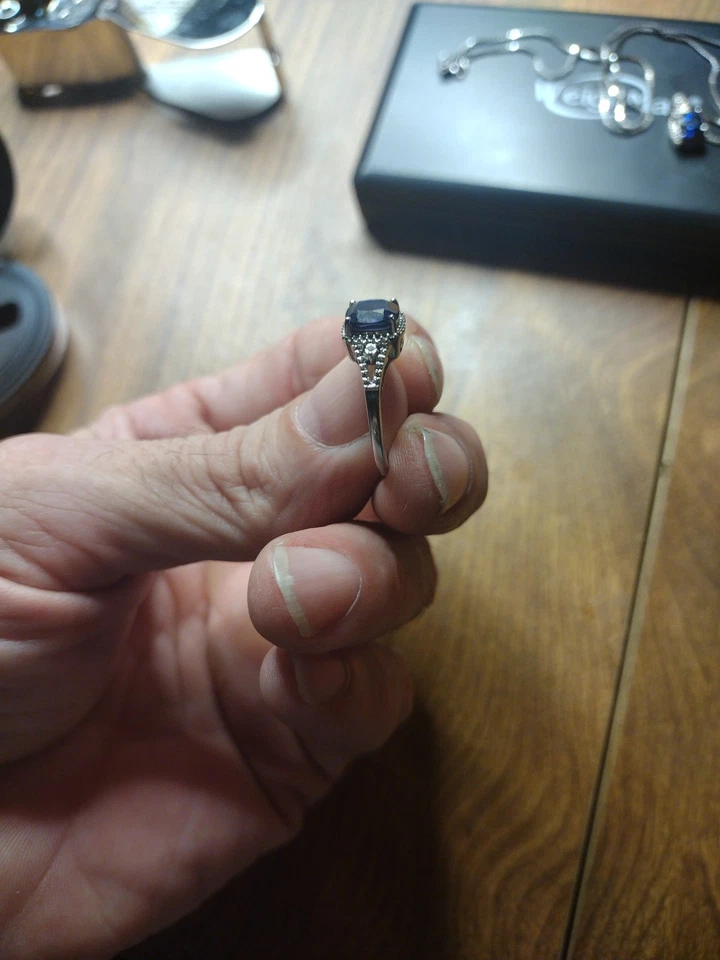 Anillo y collar de plata de ley con zafiro azul y diamantes de Kay Jewelers. Foto 4 de 4