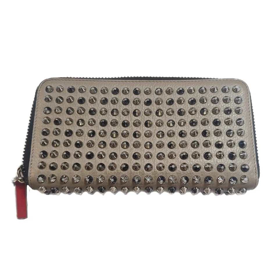 Christian Louboutin Couro Cinza Prata Cravejado Panettone Carteira Longa e Caixa Muito Bom Estado Usado - Imagem 4 de 4