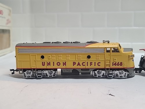 Bachmann HO Scale 61600 Union Pacific 1468 UP F9 Diesel Locomotive, Caboose Runs - Picture 10 of 19
