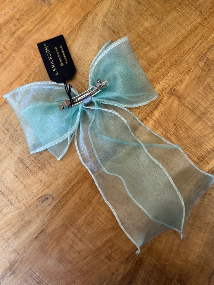 Elegante pasador de cinta con moño de organza transparente L. Erickson Foto 4 de 4