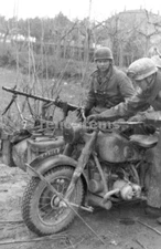 WW2 PICTURE PHOTO GERMAN SOLDIERS ON MOTORCYCLE IN FRONT 6596