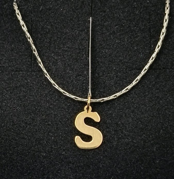 Colgante oro 18k 750 mls. 10x8 MM. Letra S. Con Cadena De Acero Inoxidable