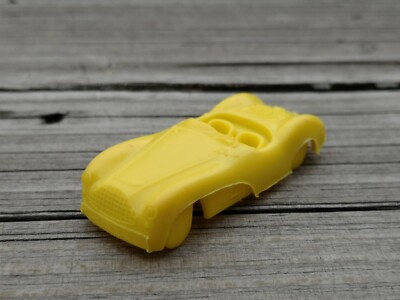 ASTON MARTIN GREAT BRITAIN VTG CAR YELLOW PLASTIC MPC CEREAL PREMIUM MEXICO 60's