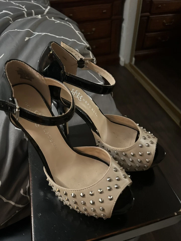 Zapatos de tacón de aguja Rock & Republic Kurt tostados tachonados de charol negro talla 8 1/2 Foto 2 de 4