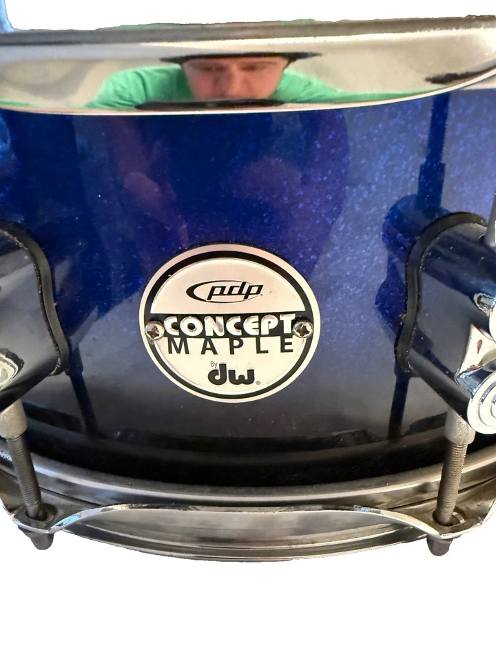 Tambor redoblante PDP Concept Maple 14" -en azul brillante a negro- con herrajes cromados Foto 3 de 4