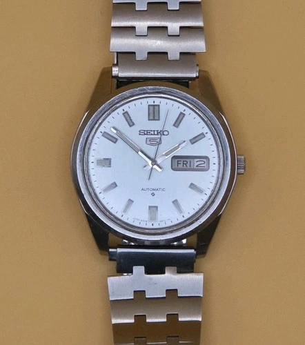 Vtg 1980s Seiko 5 Automatic Wind 6309-8160 37mm Day/Date Silver Tone Watch Runs
