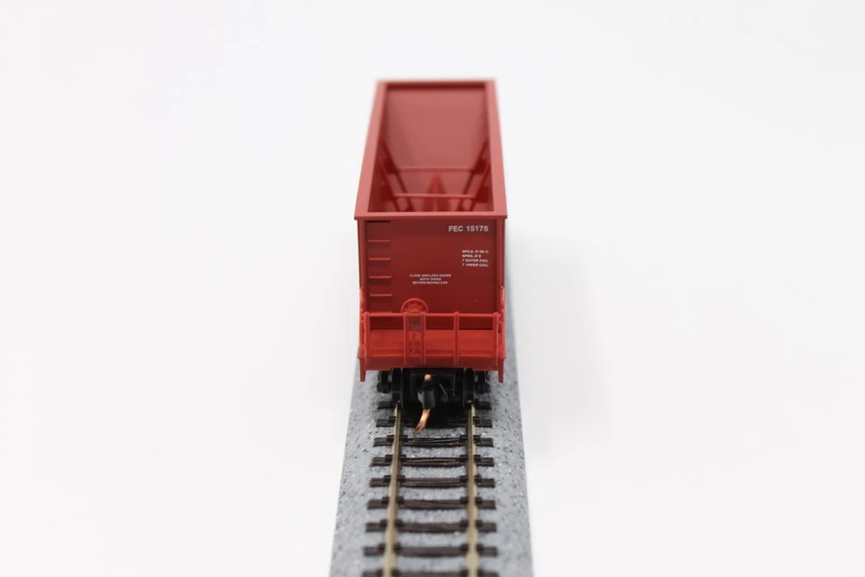 Tolva de descarga rápida N Scale Micro-Trains 12500020 3 bahías FEC 15178 roja Foto 4 de 4