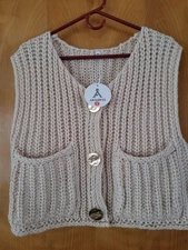 NEW Women’s Chunky Knit Button Down Sweater Vest Beige Size Small With Pockets