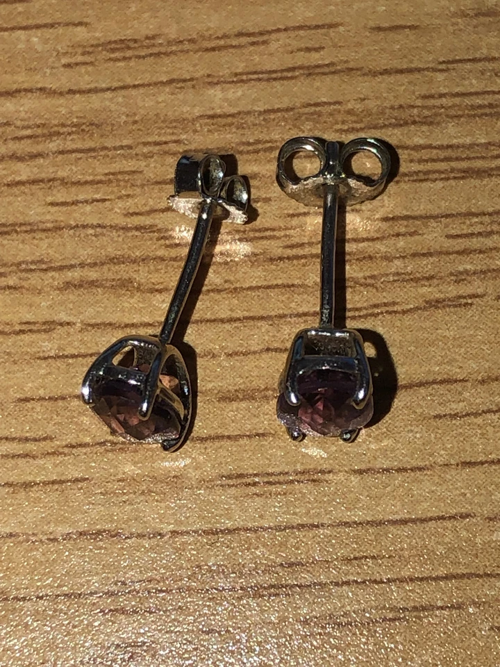 Aretes vintage de oro blanco de 9 quilates con sello y amatista solitaria Foto 4 de 4