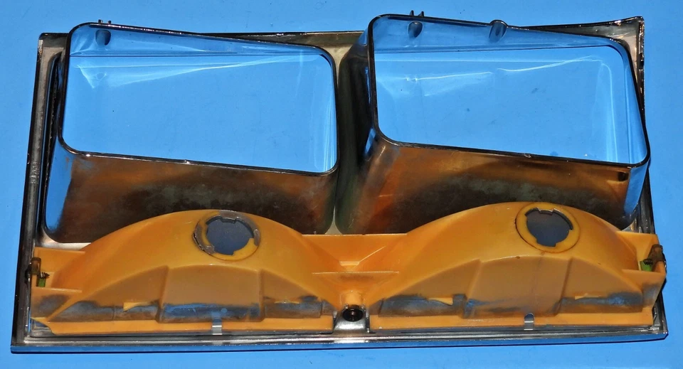 1984-87 Lincoln Continental Headlight Bezel w/Parking Light Lamp - VERY NICE -RH - Image 3 of 4