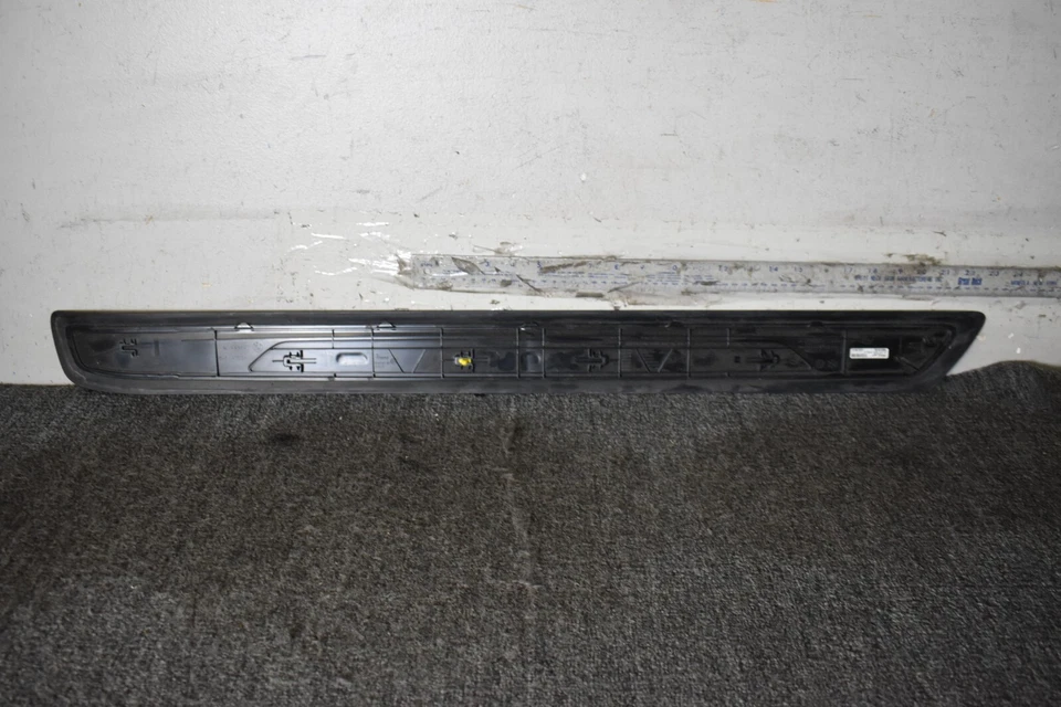 2016 BMW M4 F82 ПРАВАЯ НАКЛАДКА НА ПОРОГ С ПОТЕРТОСТЯМИ ЧЕРНАЯ ОТДЕЛКА 893801810 8063800 OEM - Изображение 4 из 4