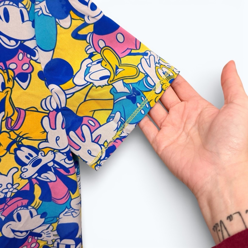 Disney Scrub Top Women’s M Mickey Minnie Pluto V-Neck Pockets Nurse Medical image 8