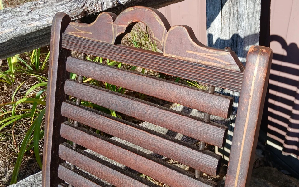 Mecedora antigua tamaño infantil con asiento y respaldo de madera de listones vinculados raros Foto 4 de 4