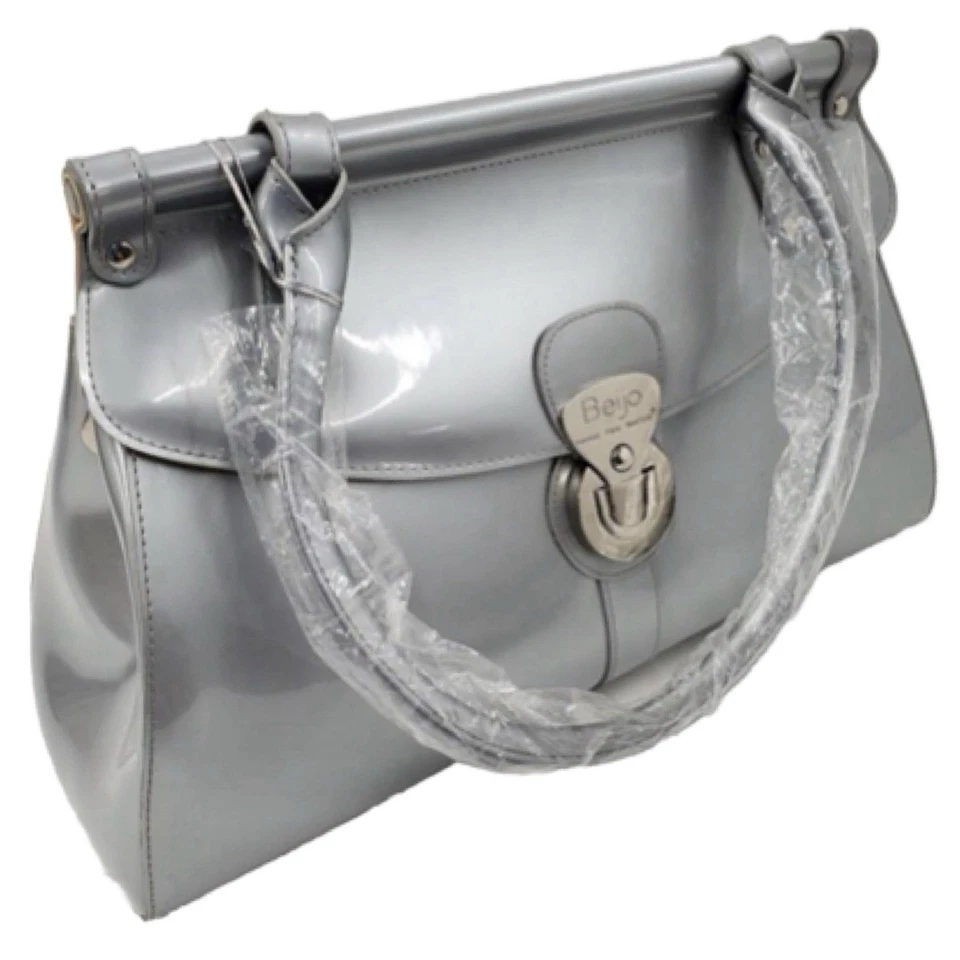 Nuevo con etiquetas Bolso de Hombro Beijo Brillante Patente Plateado Cierre Magnético con Bolsa para el Polvo Foto 2 de 4