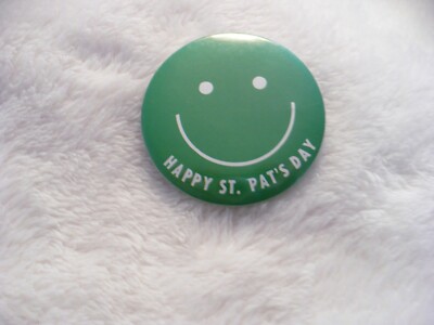 RT- VINTAGE GREEN HAPPY ST PAT'S DAY (SMILEY HAPPY FACE) PIN BADGE #35791 (NICE!