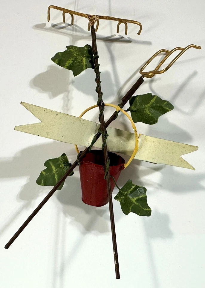 Herramientas y cubo de adorno de letrero de metal Garden Grows with Love de 6 1/2" de largo Foto 4 de 4