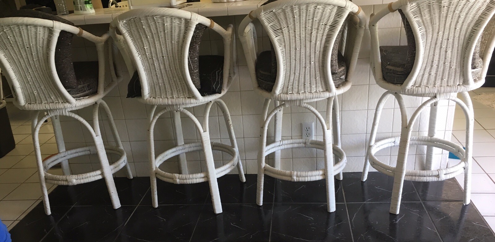 6800 Set 4 Wicker SWIVEL Barstools + Matching Glass Top Table + 4