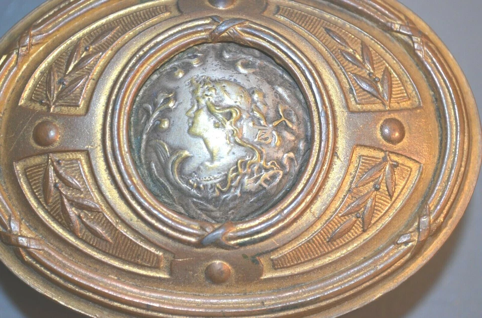 Ancien Pilulier Petite Boîte Bronze Médaille au Centre Guirlandes Rubans - Photo 3/4