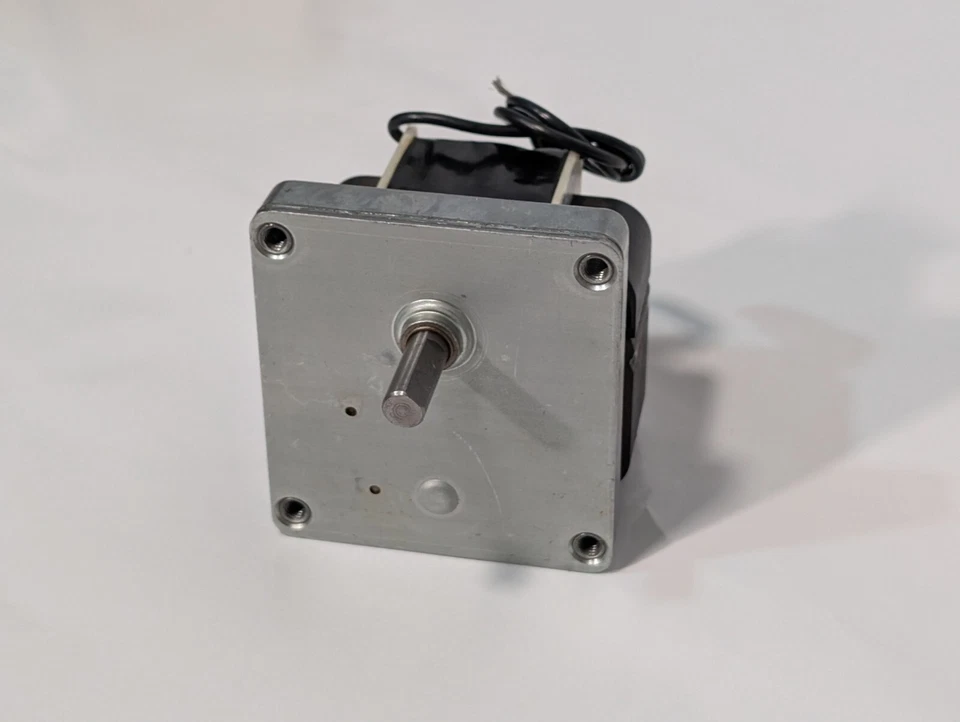 Dayton HGM-4035-1 AC Gearmotor, Model 3M101, 120vac @ 60Hz, 0.5A. 35 RPM - Image 4 of 4