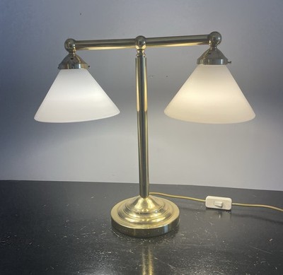 Vintage Doppel Messing Bibliothek Tischlampe mit weißen Opalglasschirmen