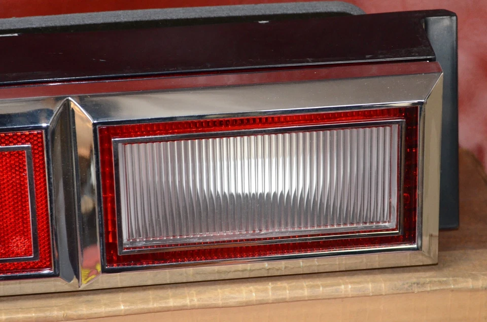 Nuevo de Lote Antiguo Dodge 400 LH Lámpara Trasera Luz Trasera Carcasa Lente Mopar 4174315 Izquierda Foto 4 de 4