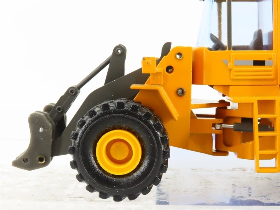 Volvo BM L150 Wheel Loader with High Tipping Bucket - NZG 1:50 Scale Model #359 - Image 2 of 4