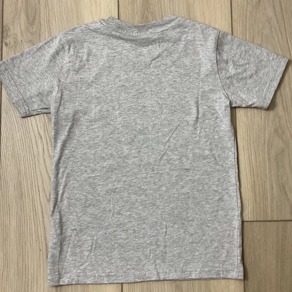 Youth Boys John Deere 徽标徽章 T 恤 Heather Grey 尺寸 S 6-8 二手状况完好 — 第 3/4 张图片