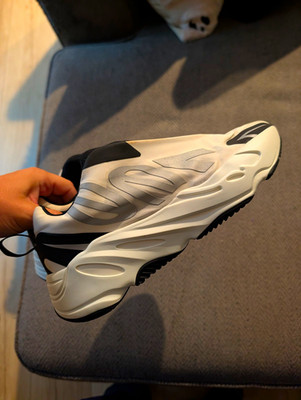 adidas Yeezy Boost 700 MNVN Laceless Slip-On Low Top Sneakers Analog IG4798