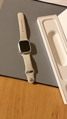 Apple Watch Series 7 40mm Silber Weißes Silikonarmband iOS kompatibel Apple LTE 