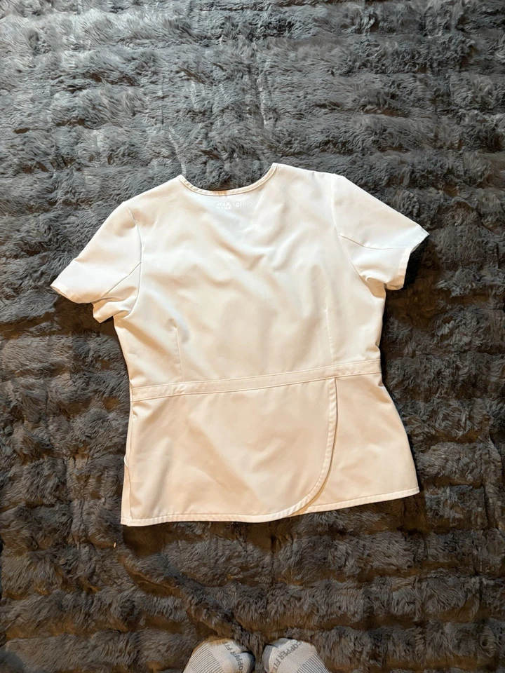 Blusa Médica Figs Star Wars Edition Óptica Blanca Dos Bolsillos Para Mujer en XL Foto 2 de 3