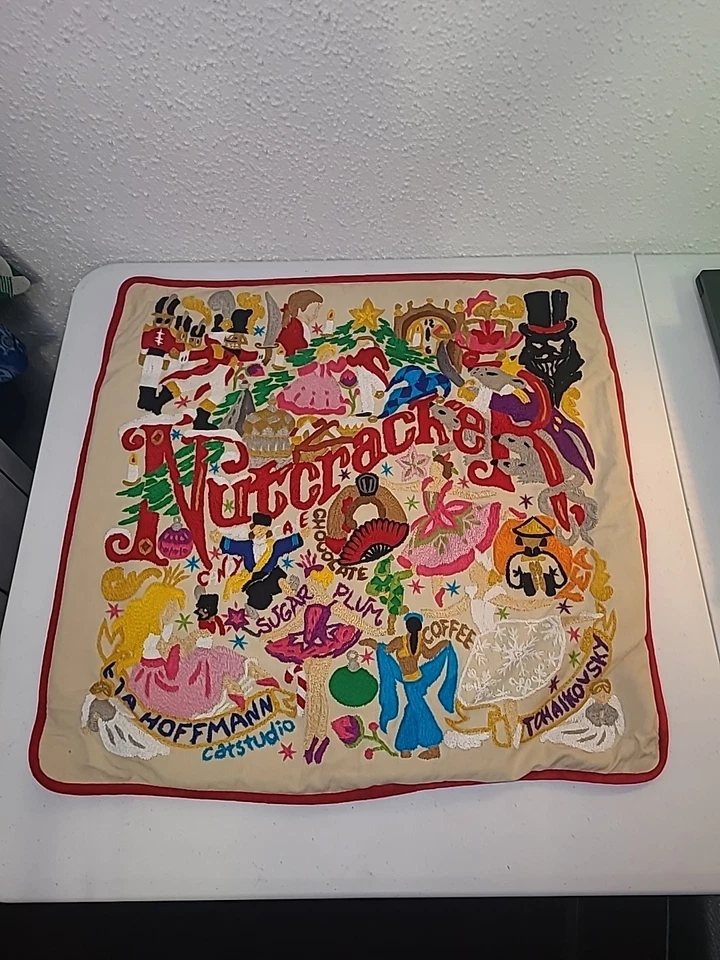 Catstudio 胡桃夹子枕头套 20 英寸方形手工刺绣圣诞阅读 Des — 第 2/4 张图片