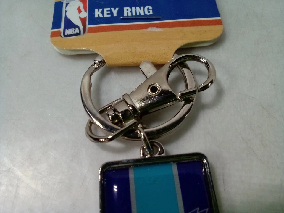 Llavero automático NBA Charlotte Hornets Foto 4 de 4