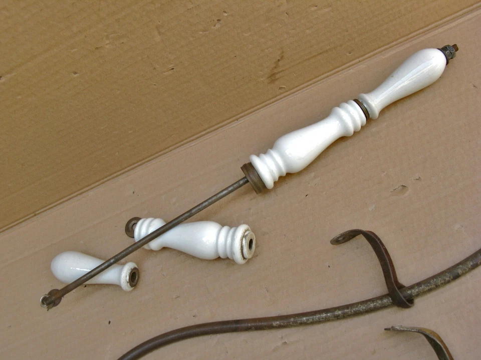 Ancienne poignée porcelaine avec fixations d'un grand landau pour restauration - Photo 4/4