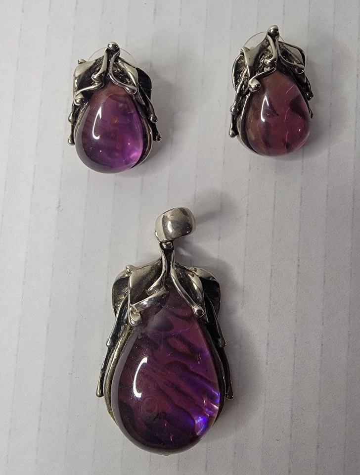 Juego de pendientes y colgantes lágrima tono plata acrílico púrpura sobre concha de abulón Foto 2 de 4