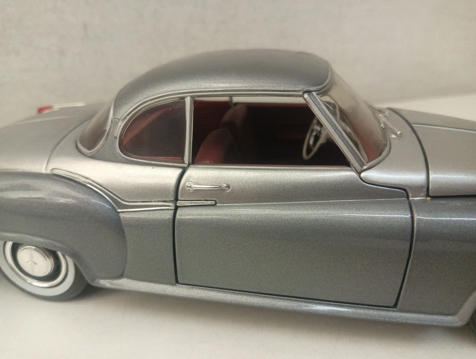 Borgward Isabella Coupé Grigio Scuro/Argento Diecast Scala 1/18-ZR-L23 - Immagine 3 di 4