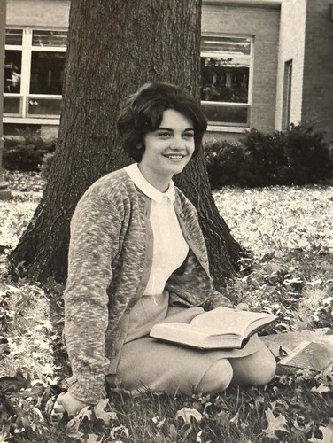 Foto De Colección Años 60 Niña Bajo Árbol Inmaculada Junior College Washington DC - Imagen 2 de 7